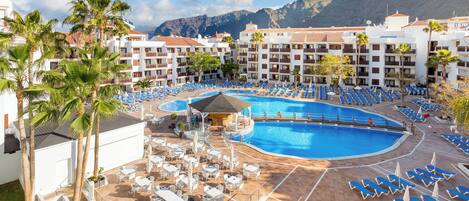 Una piscina cubierta, 2 piscinas al aire libre, sombrillas, tumbonas