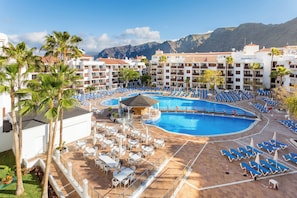 Piscine couverte, 2 piscines extérieures, parasols de plage