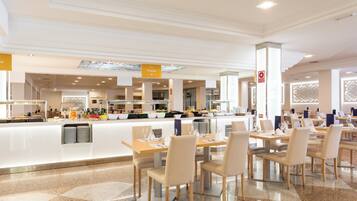 2 restaurantes; se sirven desayunos, almuerzos y cenas