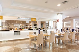 2 restaurantes; se sirven desayunos, almuerzos y cenas