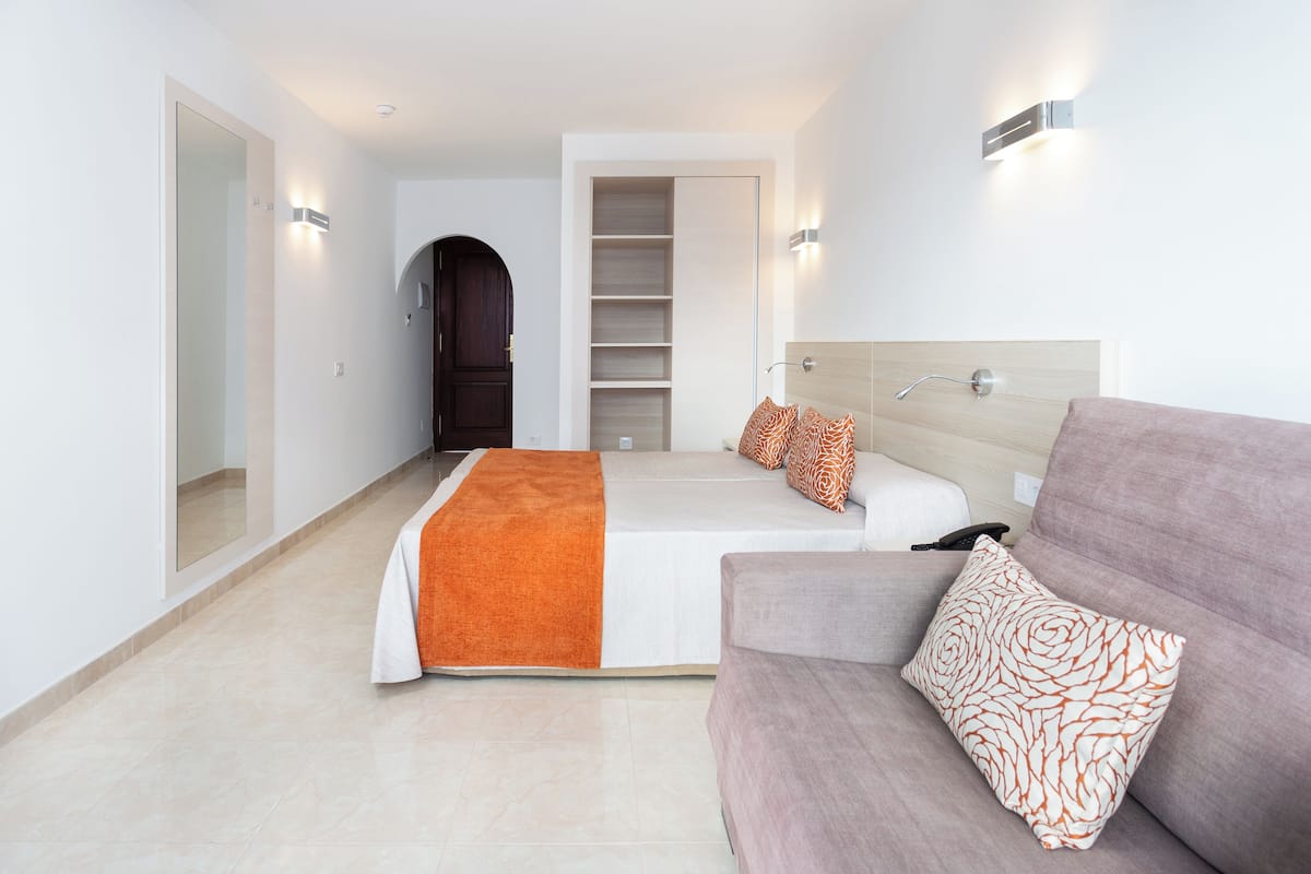 Studio | Premium bedding, desk, free cribs/infant beds, free WiFi