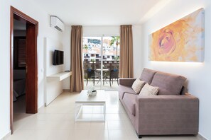 Standard Apartment, 1 Bedroom | Ruang tamu | TV skrin rata, filem tayangan pertama 