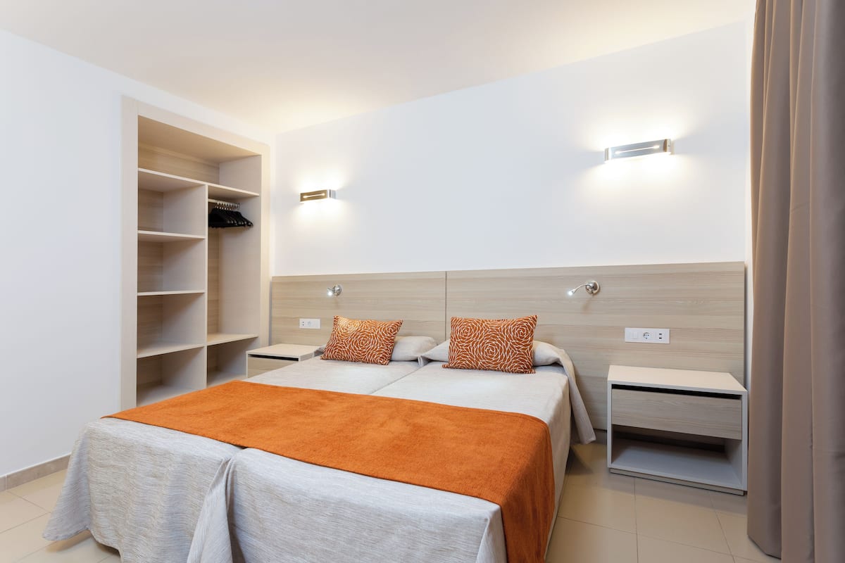 Premium bedding, desk, free cots/infant beds, free WiFi