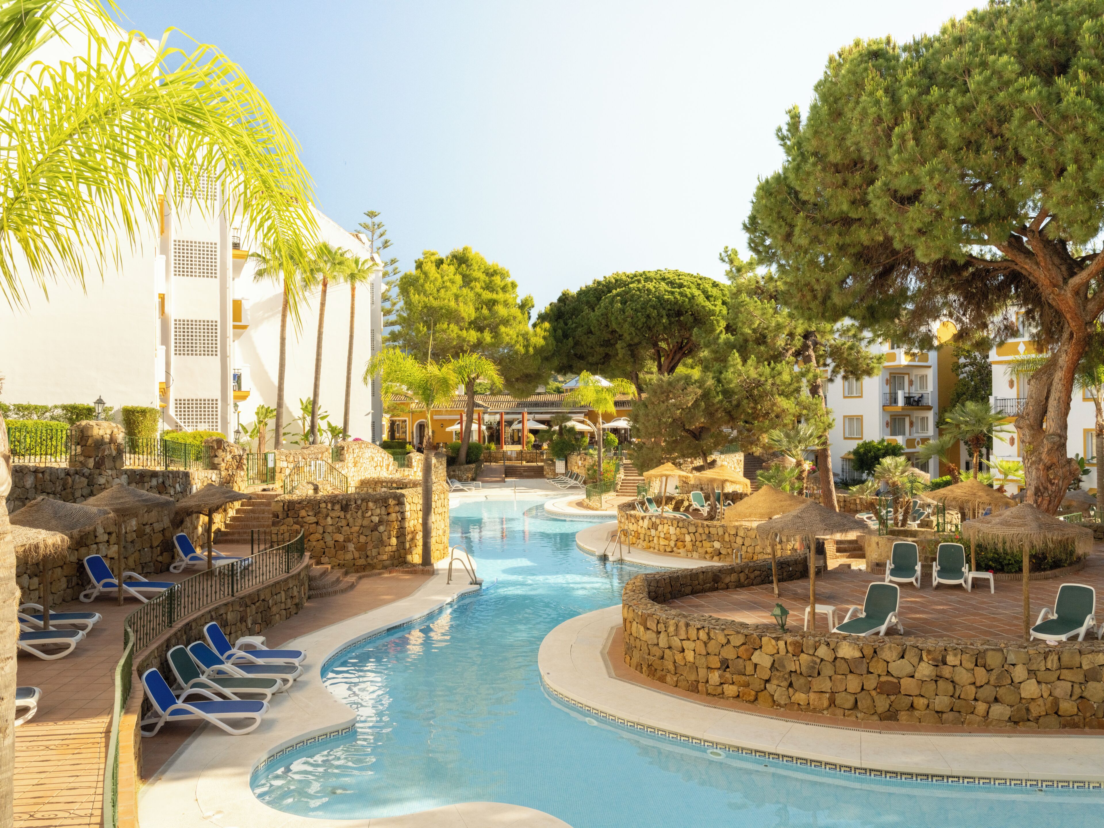 Piscine couverte, 3 piscines extérieures, parasols de plage