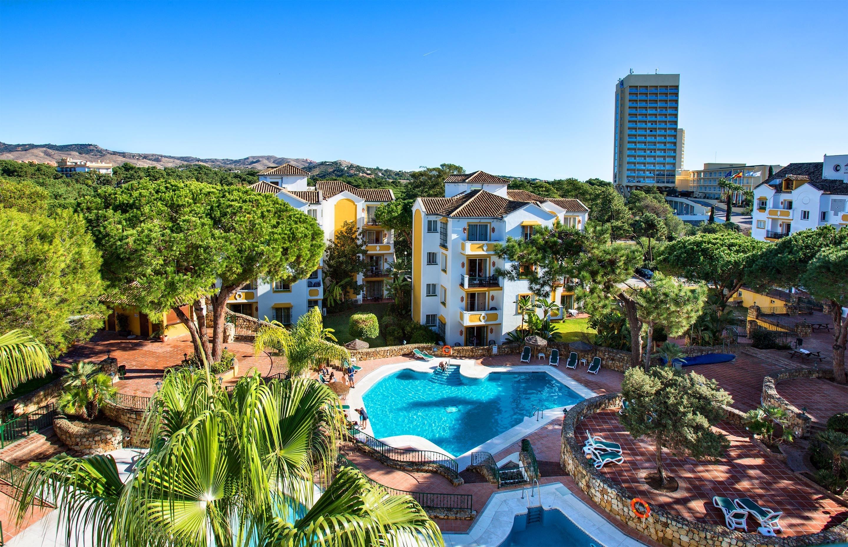 Sisäuima-allas, 3 ulkouima-allasta, aurinkovarjoja, aurinkotuoleja