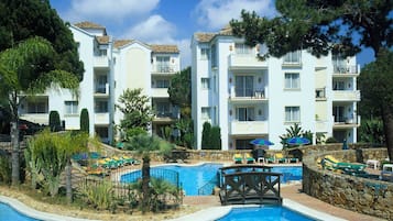 Indoor pool, 3 outdoor pools, pool umbrellas, pool loungers