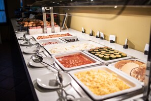 Petit déjeuner buffet servi tous les jours en supplément