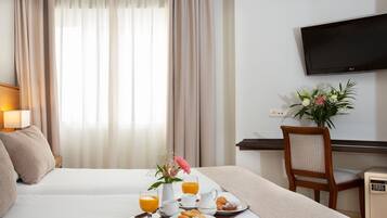 Apartamento família, 1 quarto | 1 quarto, cofres nos quartos, individualmente decorados, escrivaninha