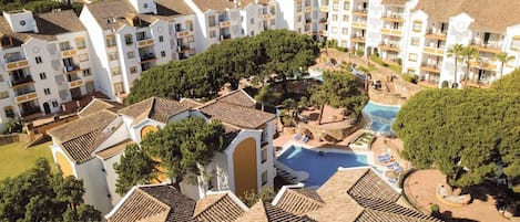 Piscina interna, 3 piscinas externas, guarda-sóis, espreguiçadeiras