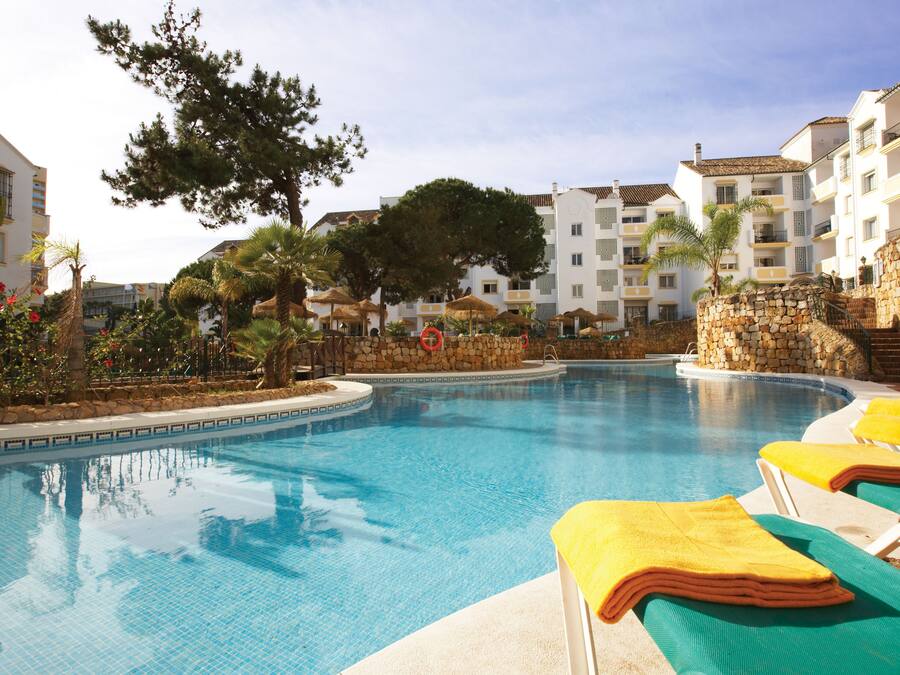 Indoor pool, 3 outdoor pools, pool umbrellas, pool loungers