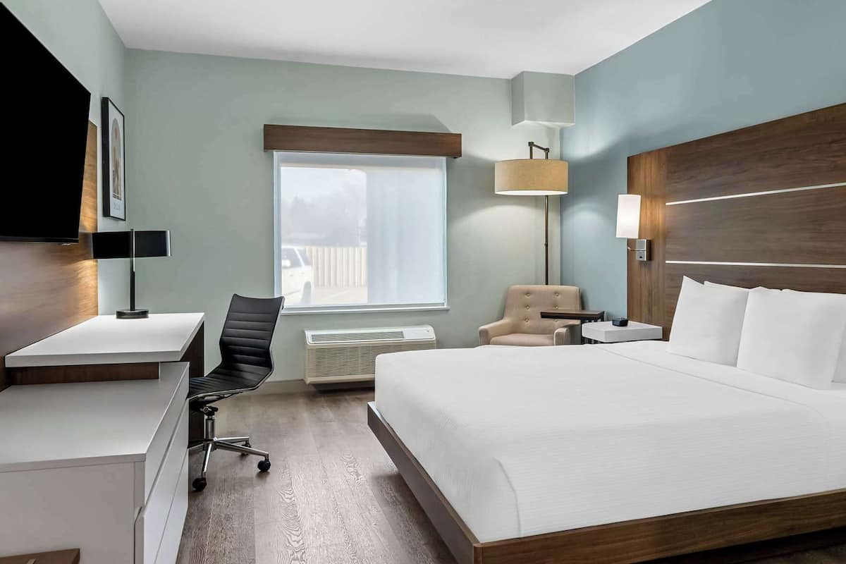 Pillowtop beds, in-room safe, desk, laptop workspace
