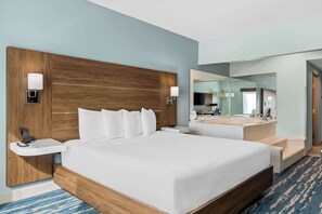 أسرّة بطبقة علوية مريحة وخزنة داخل الغرفة ومكتب