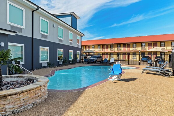 حمّام سباحة خارجي موسمي، مفتوح من 9 صباحاً إلى 10:00 مساءً، مقاعد للتشمس