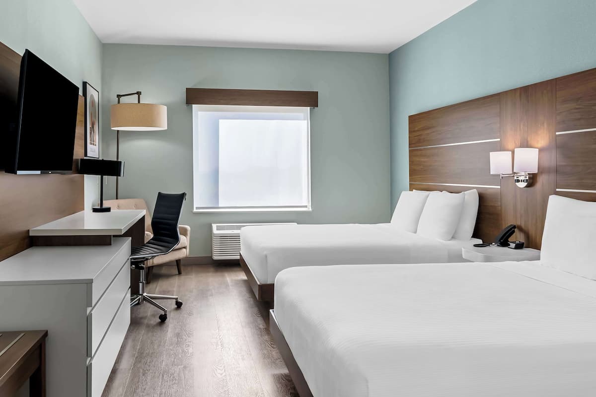 Chambre Standard, 2 grands lits, accessible aux personnes à mobilité réduite, baignoire | Coffre-fort, bureau, espace de travail pour ordinateurs portables
