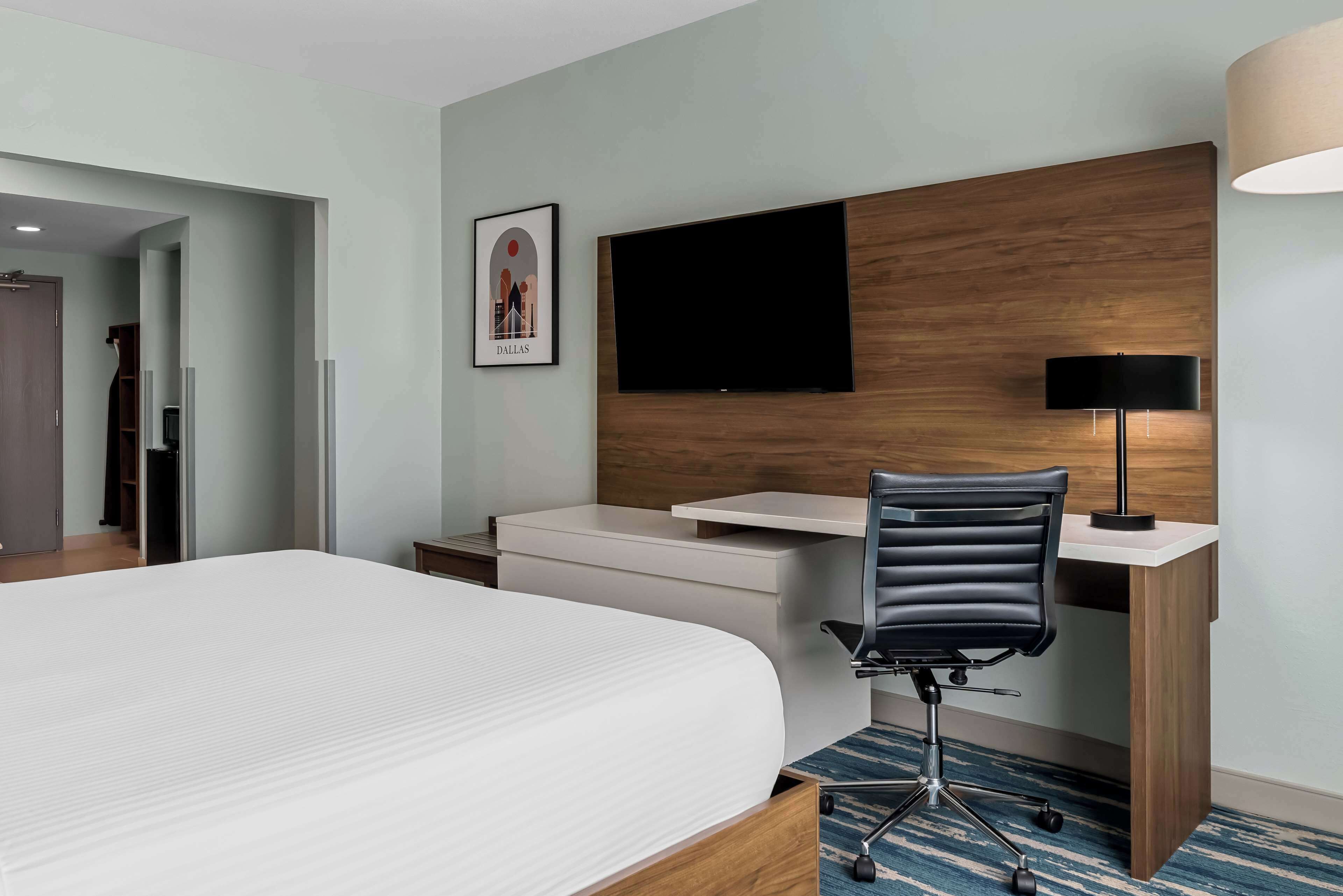 standard room, 1 king bed, non smoking, jetted tub | in-room safe, desk, laptop workspace, iron/ironing board