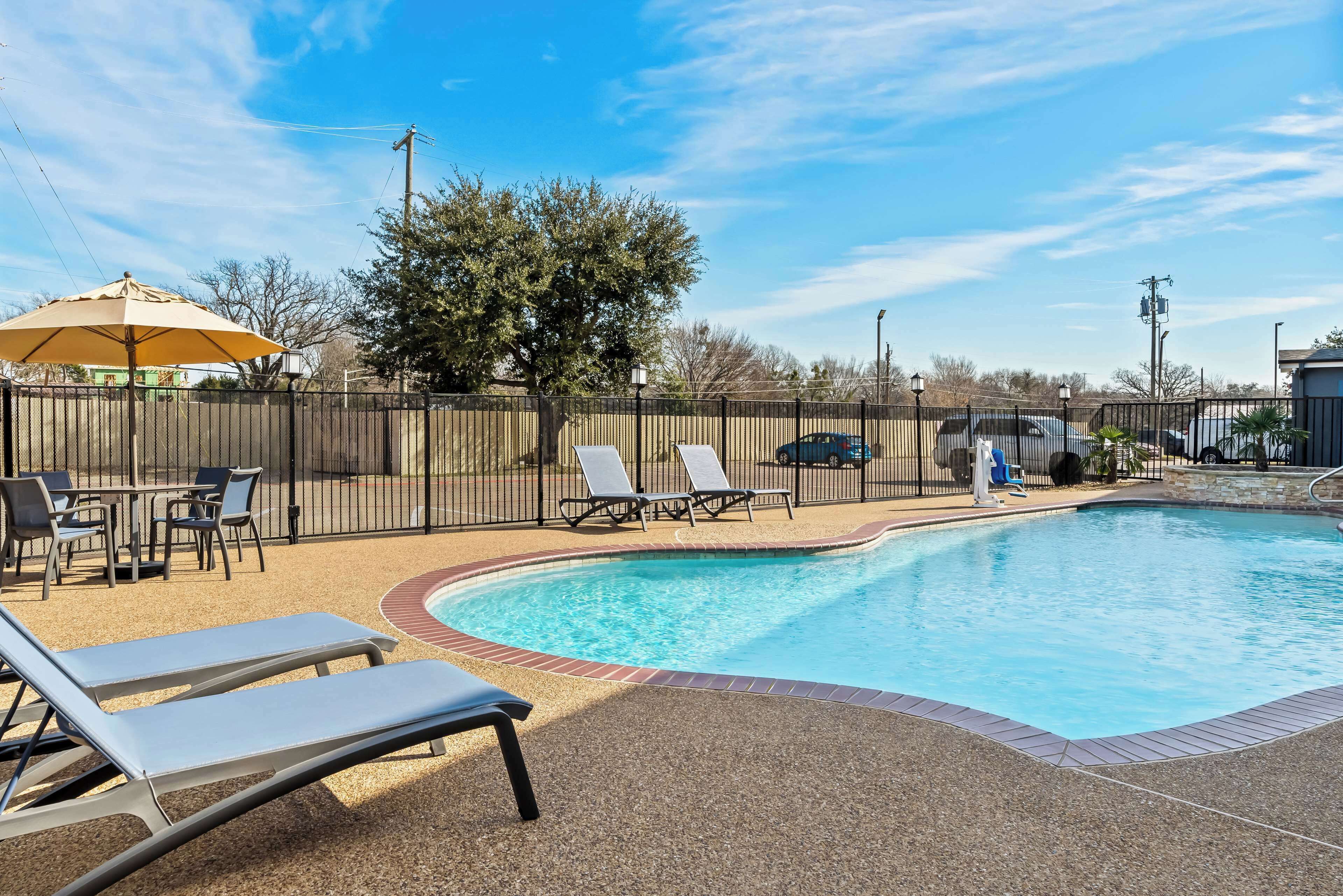 季節限定屋外プール、営業時間 9:00 ～ 22:00、サンラウンジャー