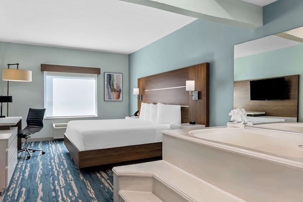 Standard Room, 1 King Bed, Non Smoking, Jetted Tub | In-room safe, desk, laptop workspace, iron/ironing board