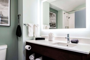 Articles de toilette gratuits, sèche-cheveux, serviettes fournies