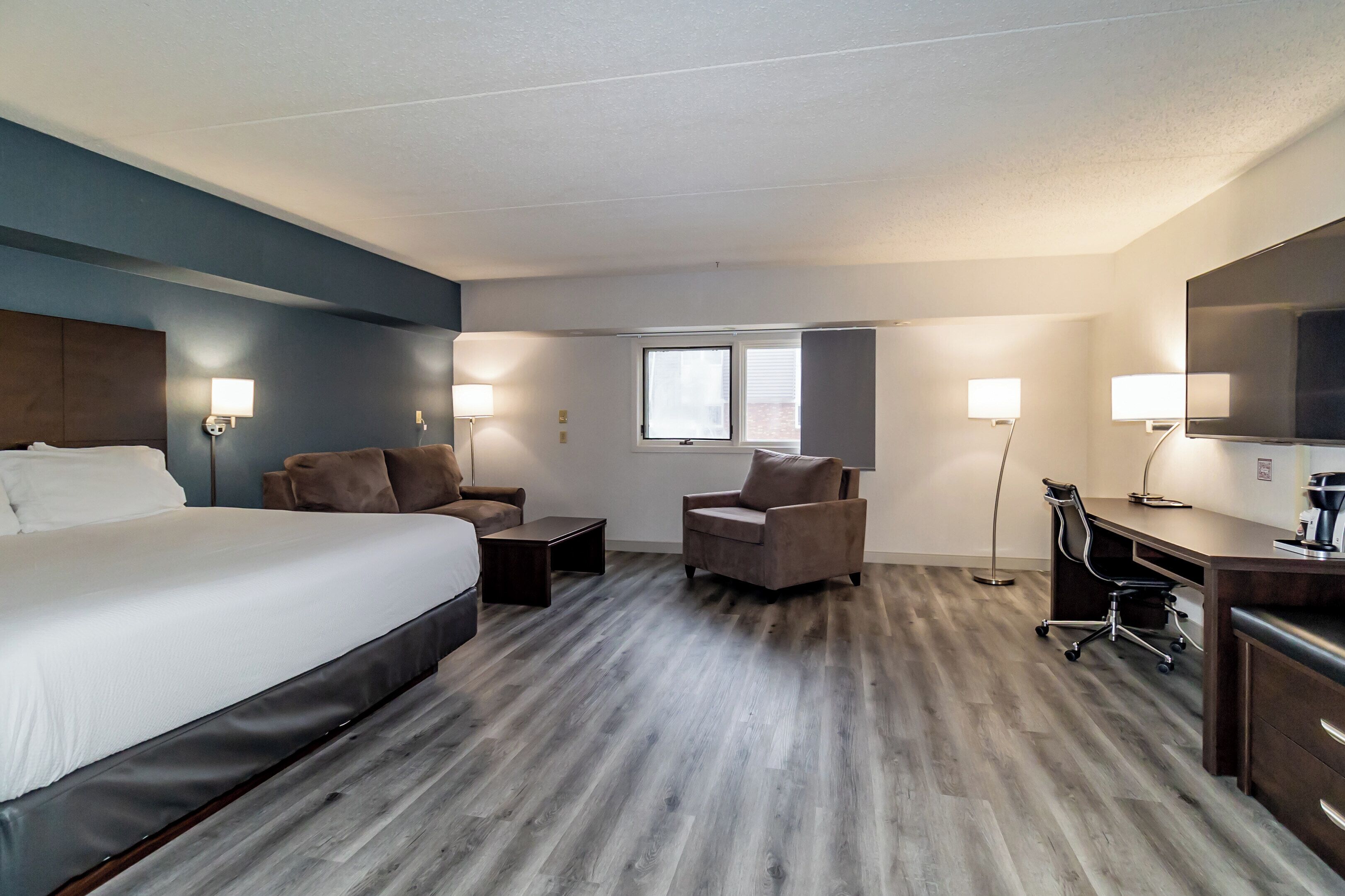 executive suite (king) | 1 bedroom, desk, iron/ironing board, free cots/infant beds