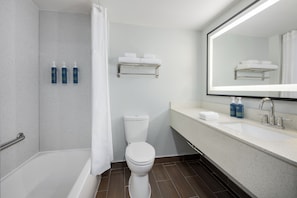 Ensemble douche/baignoire, articles de toilette gratuits, sèche-cheveux