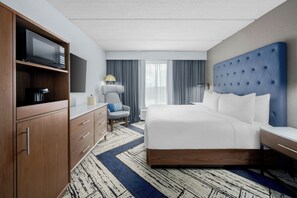 Zimmer, 1 King-Bett, Stadtblick | 1 Schlafzimmer, Schreibtisch, laptopgeeigneter Arbeitsplatz