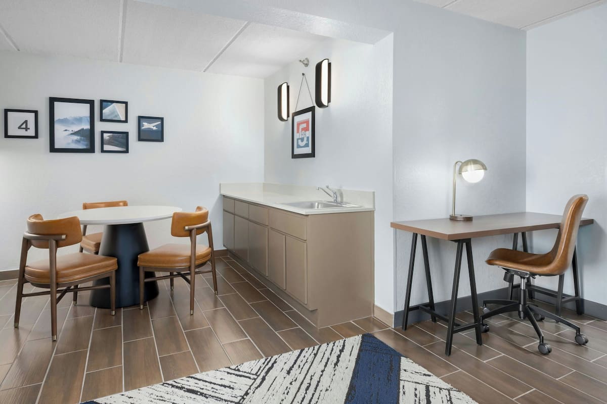 Suite, 1 trÚs grand lit, vue ville | Cuisine privée | Mini réfrigérateur, micro-ondes, cafetiÚre/bouilloire