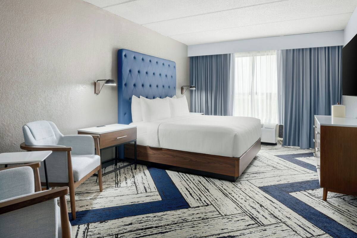 Suite, 1 King-Bett, Stadtblick | Pool
