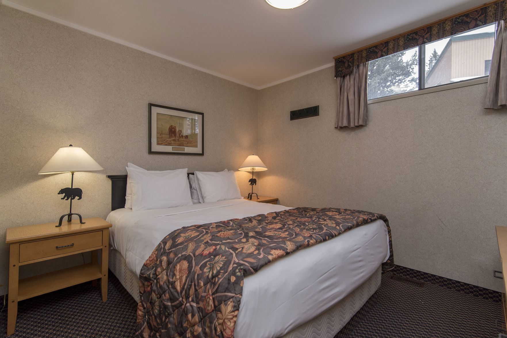 Safe på rommet, blendingsgardiner og strykejern/-brett