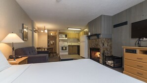 Studio, 1 queensize-seng med sovesofa, kjøkken | Oppholdsområde | En 42-tommers Flatskjerm-TV med kabel-kanaler samt TV og peis