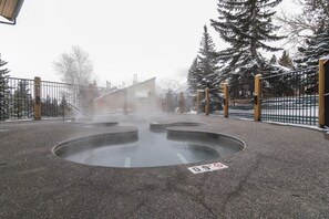 Outdoor spa tub - Douglas Fir Resort and Chalets (Banff)