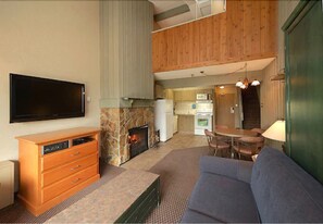 Mansarda in lodge | Soggiorno | TV a schermo piatto 42 pollici con canali via cavo, TV, caminetto