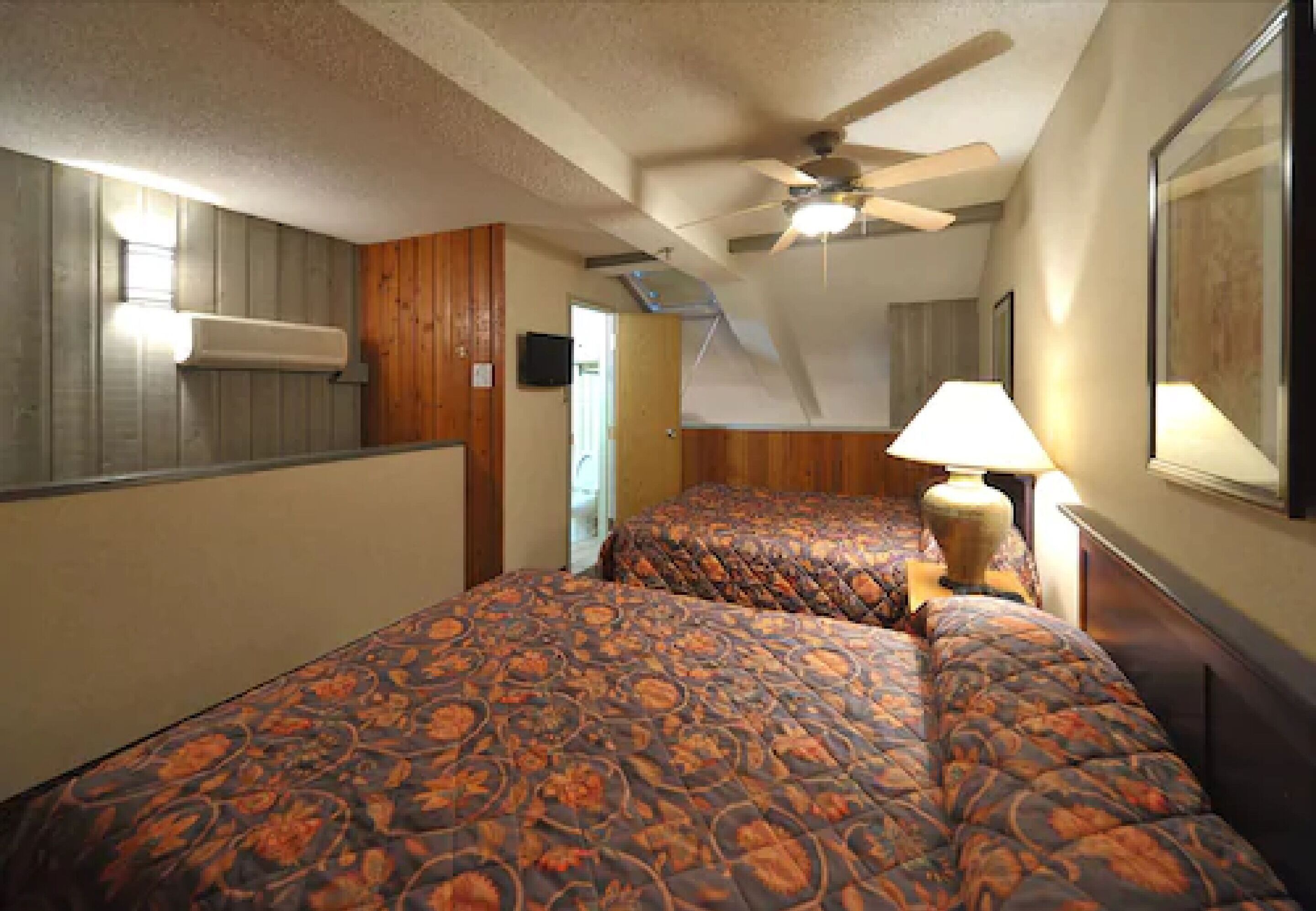 Safe på rommet, blendingsgardiner og strykejern/-brett