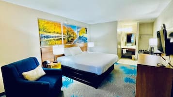 Hypo-allergenic bedding, in-room safe, desk, free WiFi