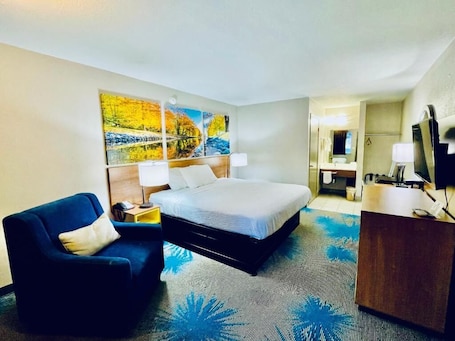 Hypo-allergenic bedding, in-room safe, desk, free WiFi