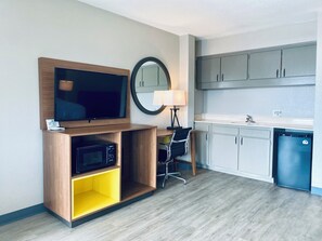 Hypo-allergenic bedding, in-room safe, desk, free WiFi - Days Inn by Wyndham Ardmore (Ardmore)