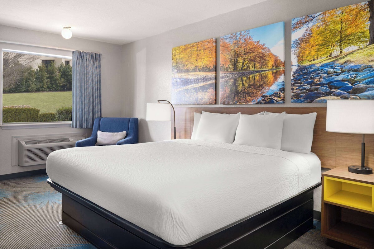 Hypo-allergenic bedding, in-room safe, desk, free WiFi