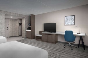 Escritorio, espacio para trabajar con laptop y cortinas blackout 