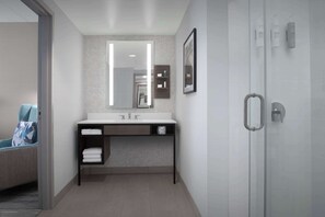 Suite, 1 cama King size | Baño | Amenidades de baño de diseñador, secadora de cabello, toallas, jabón