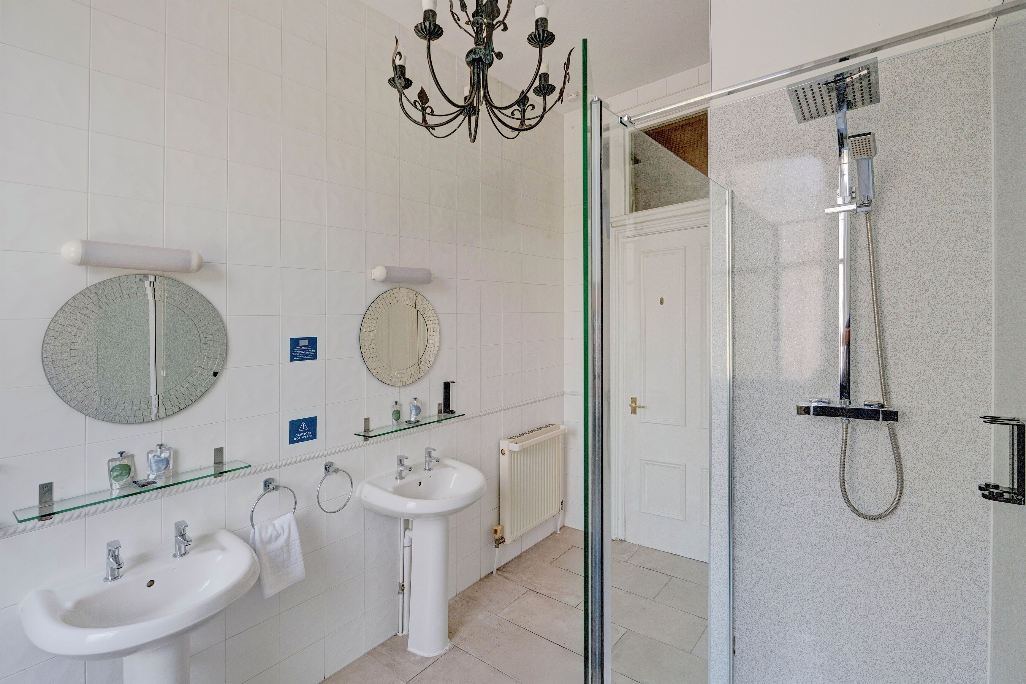 superior double suite | bathroom | combined shower/bathtub, free toiletries, hair dryer, towels