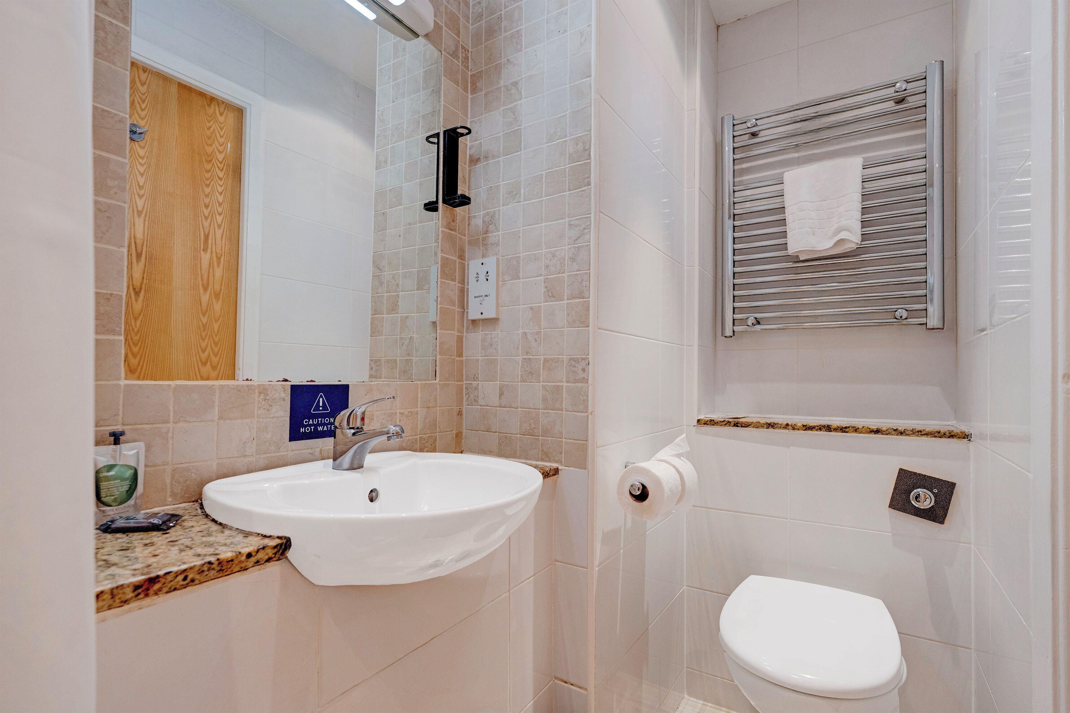 standard double room | bathroom | combined shower/bathtub, free toiletries, hair dryer, towels