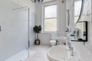 Superior tweepersoonskamer, 1 tweepersoonsbed | Badkamer | Een bad/douchecombinatie, gratis toiletartikelen, een haardroger