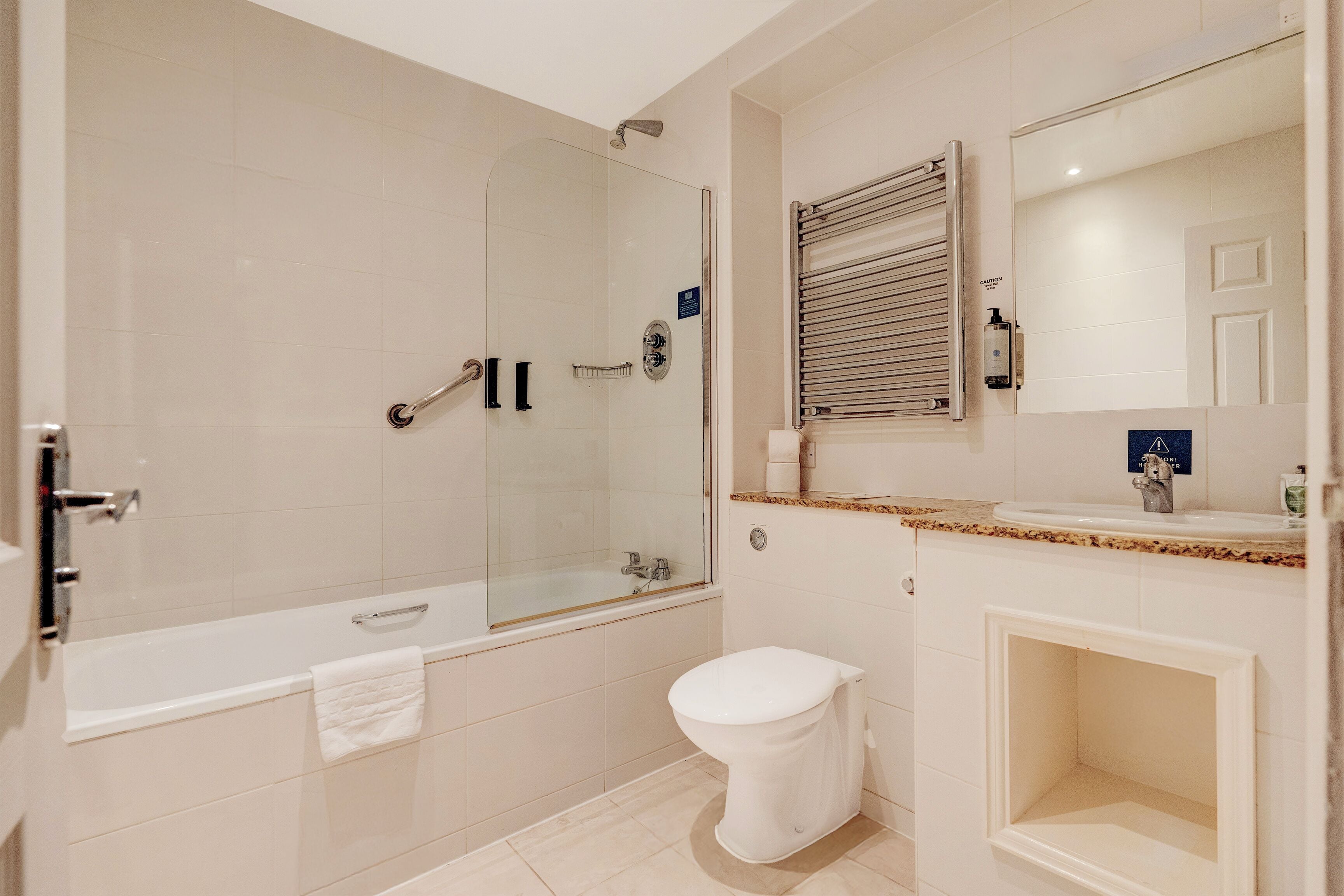 Photo - Liverpool Aigburth Hotel By Belvilla