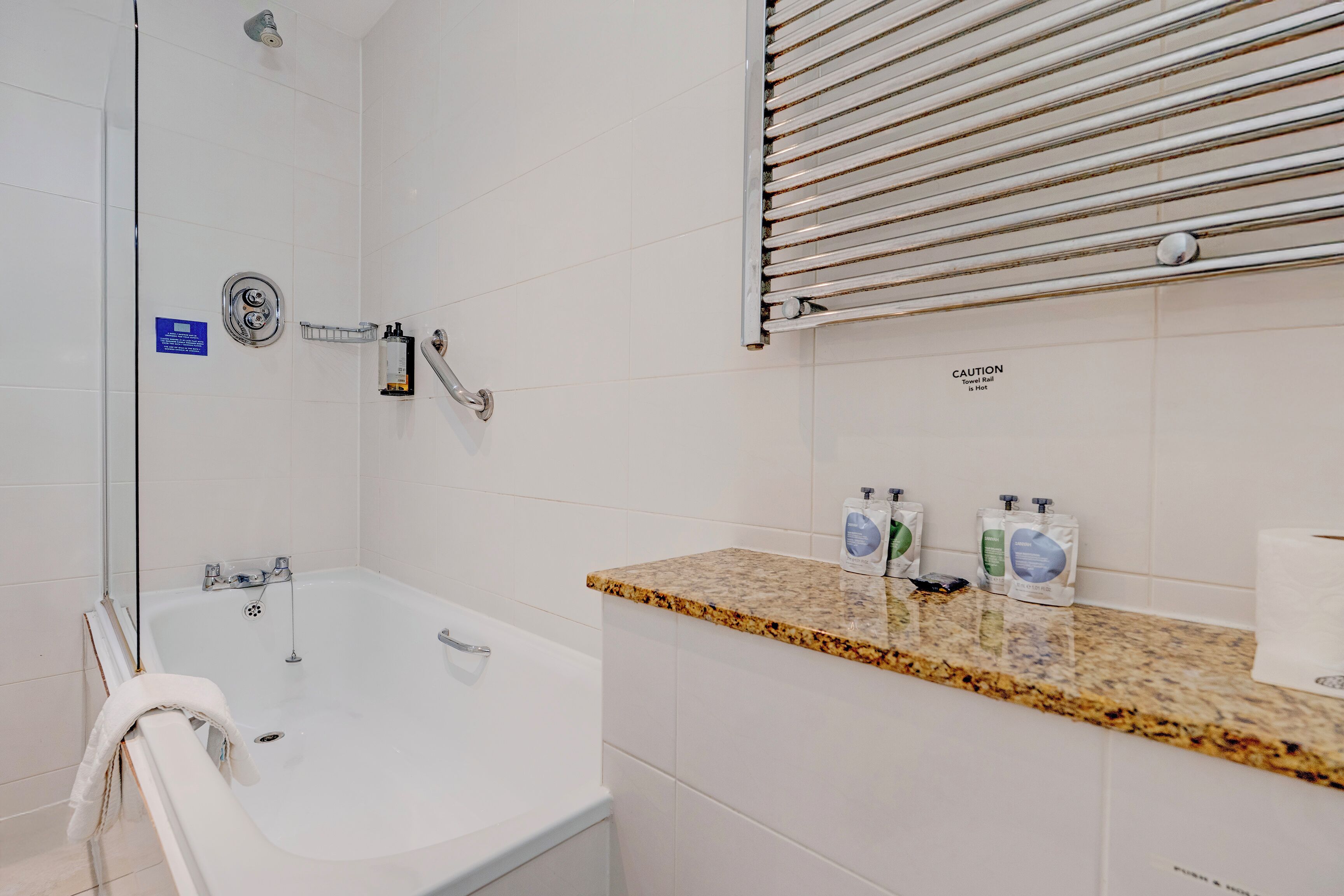 standard twin room | bathroom | combined shower/bathtub, free toiletries, hair dryer, towels