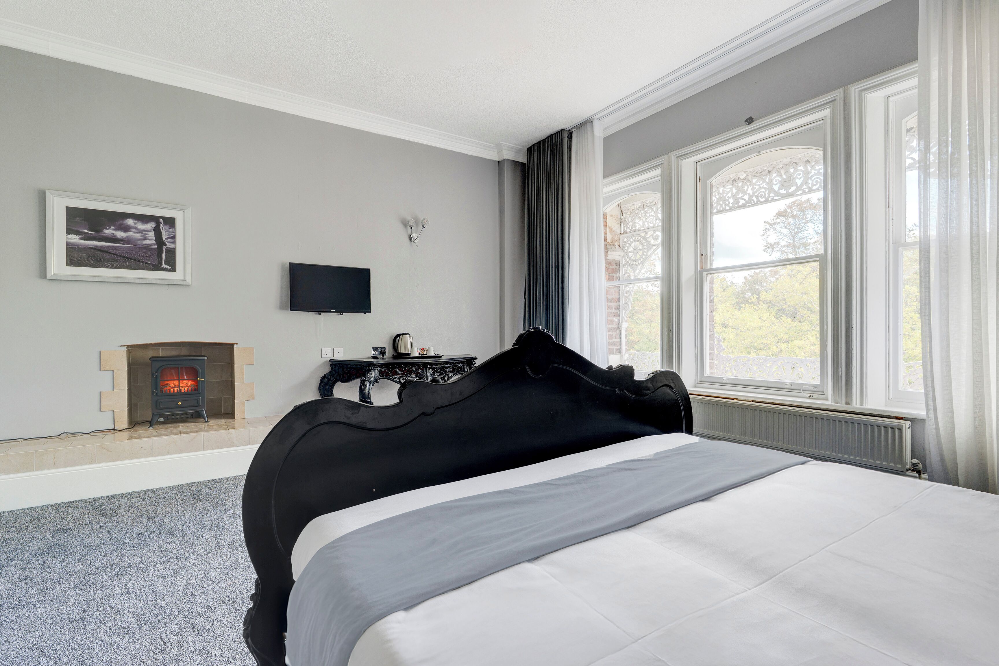 executive double room | desk, iron/ironing board, cots/infant beds, rollaway beds