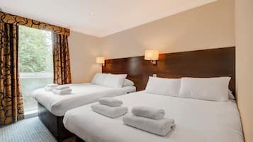 Escriptori, planxa i posts de planxar, bressols i llits addicionals