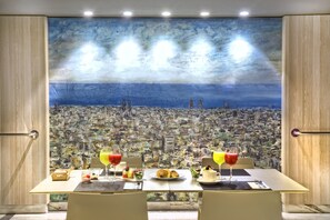 每日供应自助式早餐（每人 EUR 17）