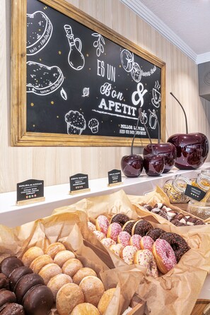 Petit déjeuner buffet servi tous les jours en supplément