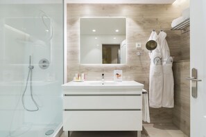 Articles de toilette gratuits, sèche-cheveux, peignoirs