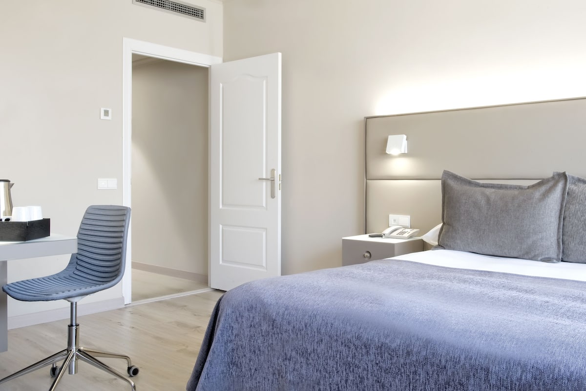 Minibar, Zimmersafe, Schreibtisch, schallisolierte Zimmer