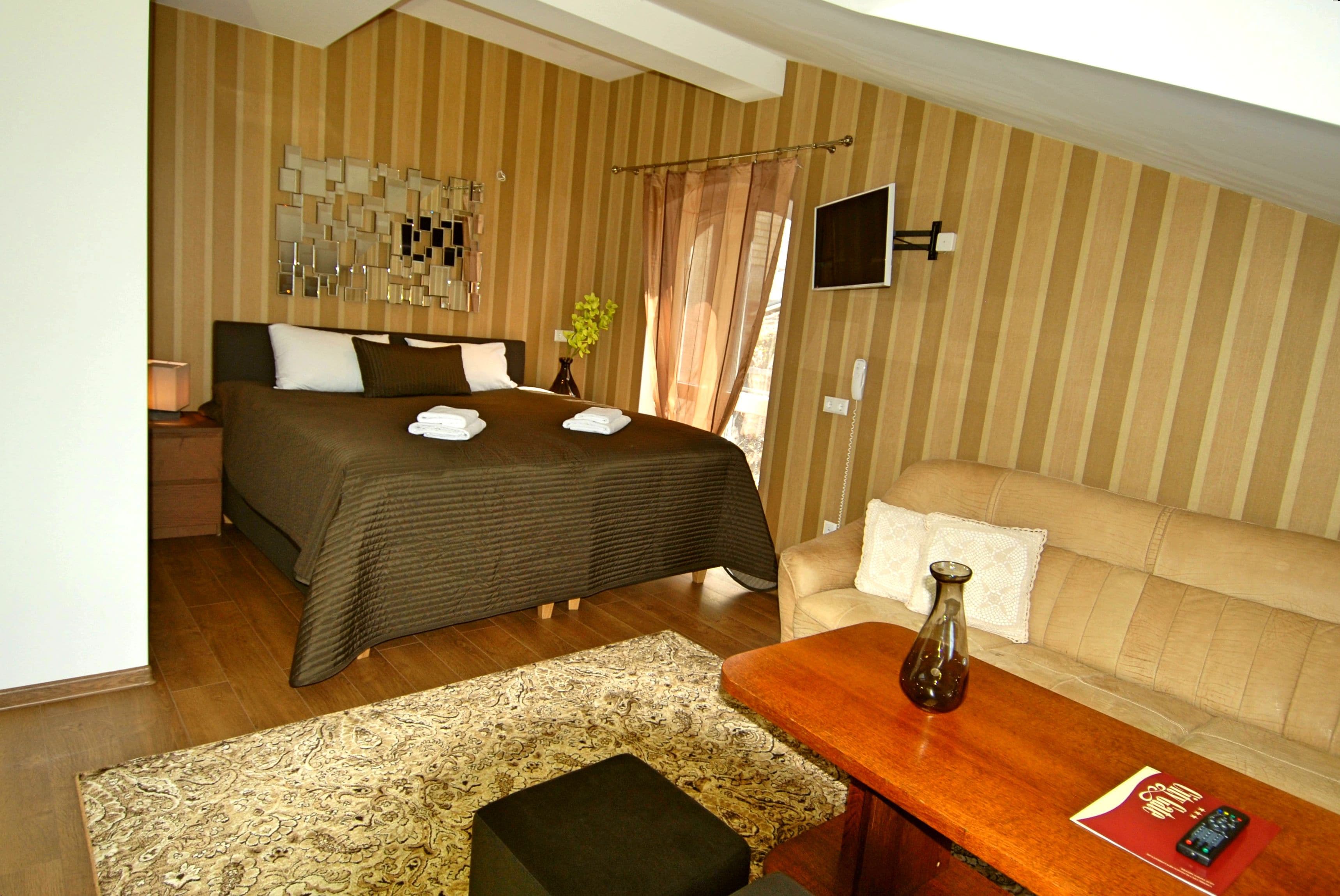 business room | 1 bedroom, desk, iron/ironing board, free wifi